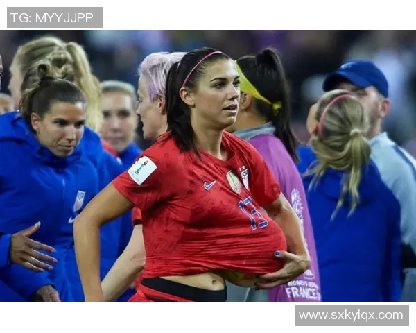 美国女足球星荣获年度最佳球员奖项举杯庆祝瞬间